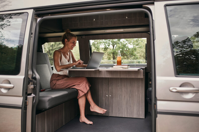 Custom-Bus Arbeiten im Campingvan Tisch ohne Stützen