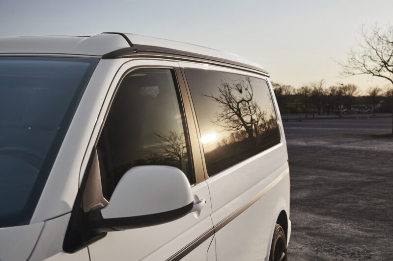 VW Bus mit Vollverglasung und Aufstellfenster