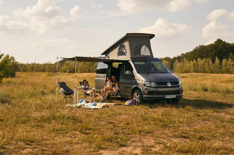 Kleinbus-wohnmobil mit beleuchtung