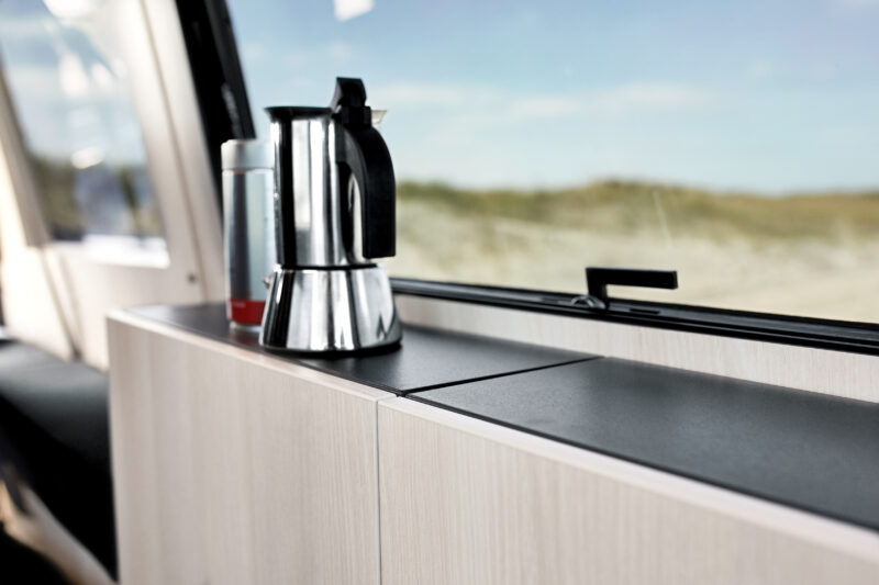 VW T6 Ausbau mit Küchenmöbel und Campingfenster