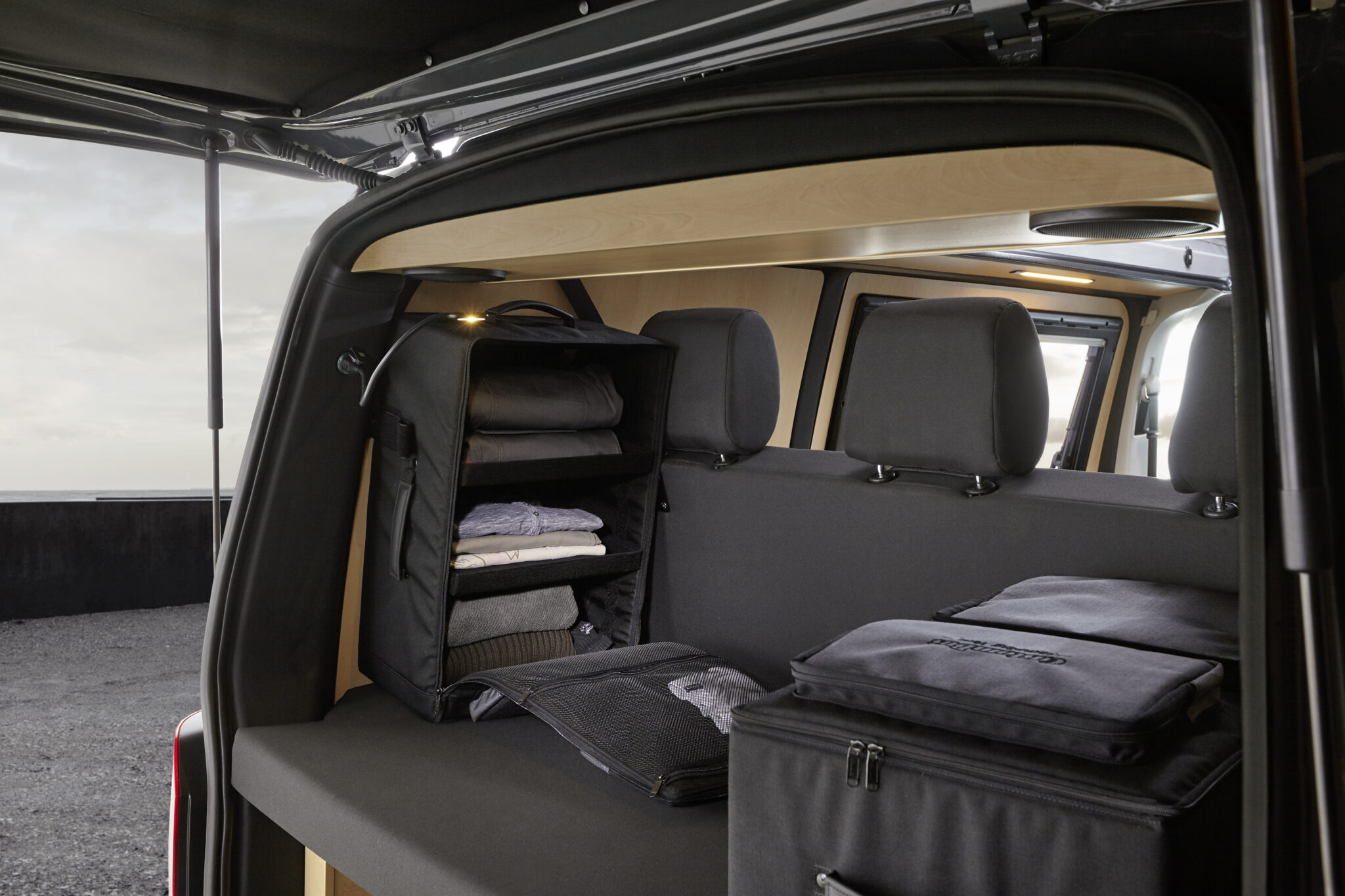 VW-T6-Campingbus-Kleiderkoffer