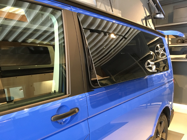 VW T6 Custom-Bus Purist mit Aufstellfenster in der Vollverglasung