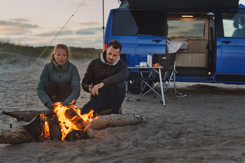 Outdoor-Camping-mit-Lagerfeuer-am-Strand