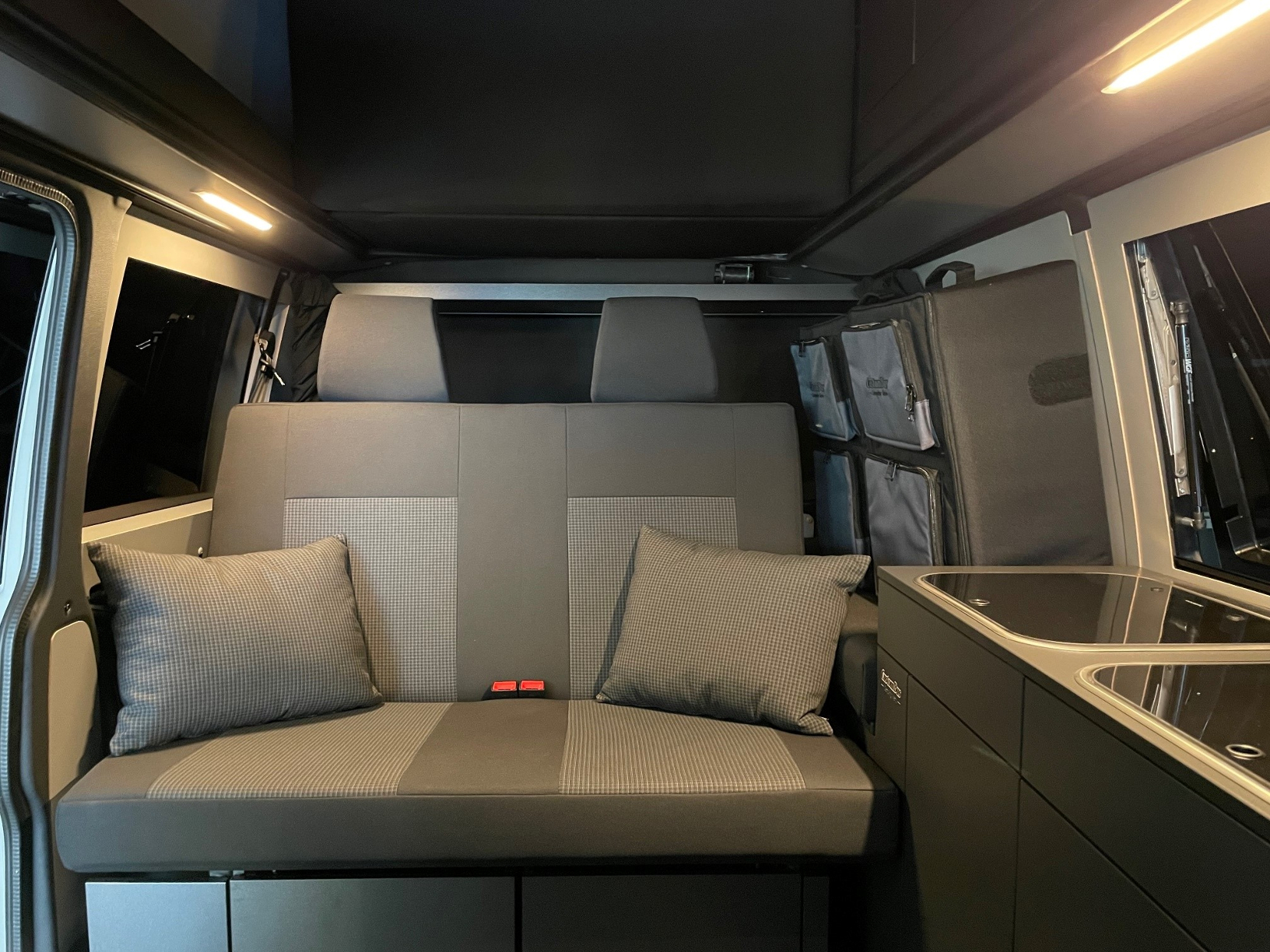 Schlafsitzbank mit breitem Bett im VW T6.1 Campingvan
