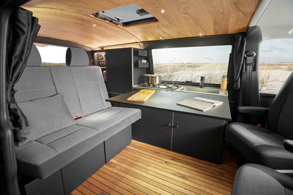 28-VW-T6.1-Moormann-Holzklasse-mit-freischwebendem-Tisch