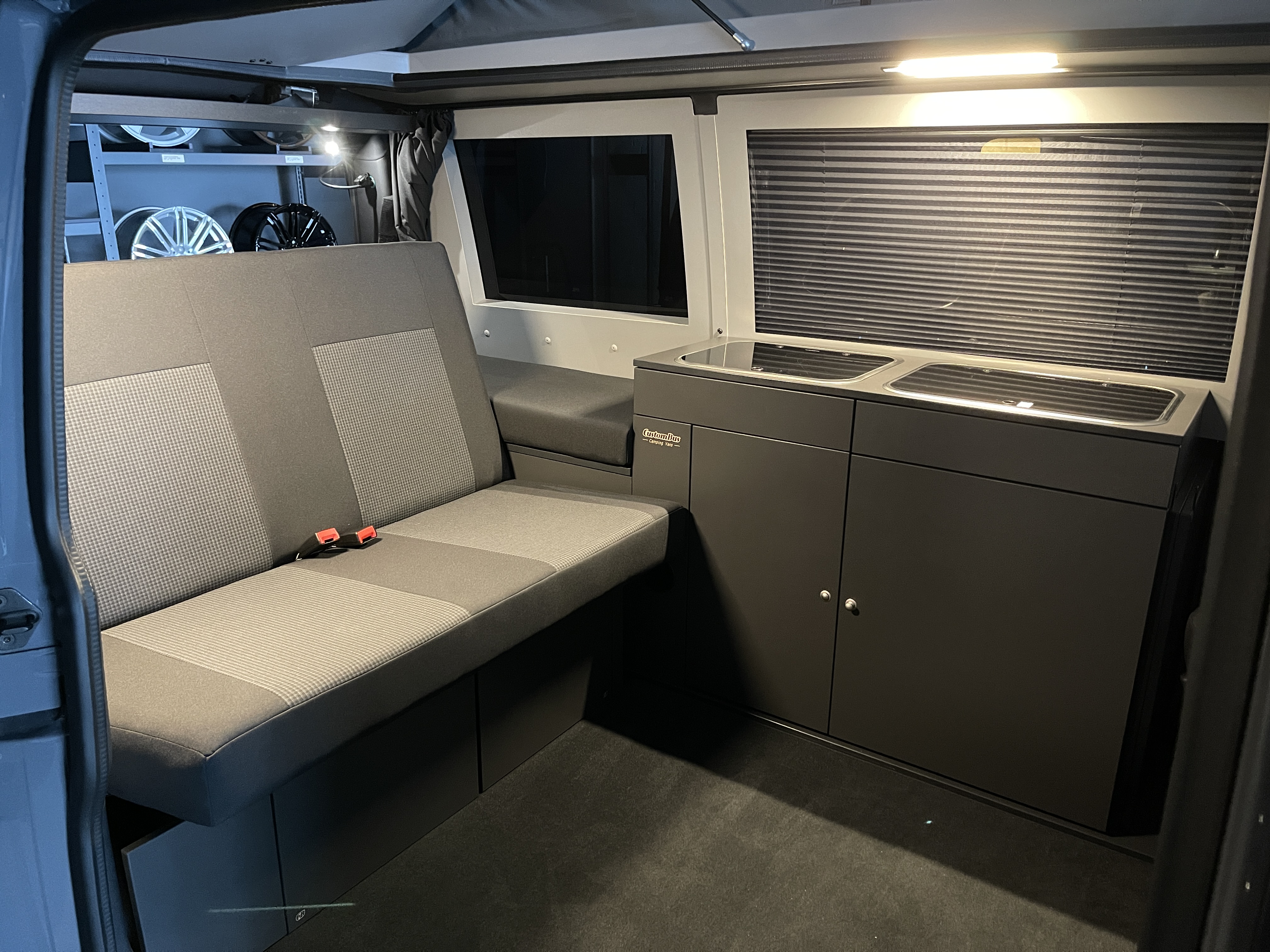 custombus-schlafsitzbank-camper-vwt6-california-breitesbett-campingküche
