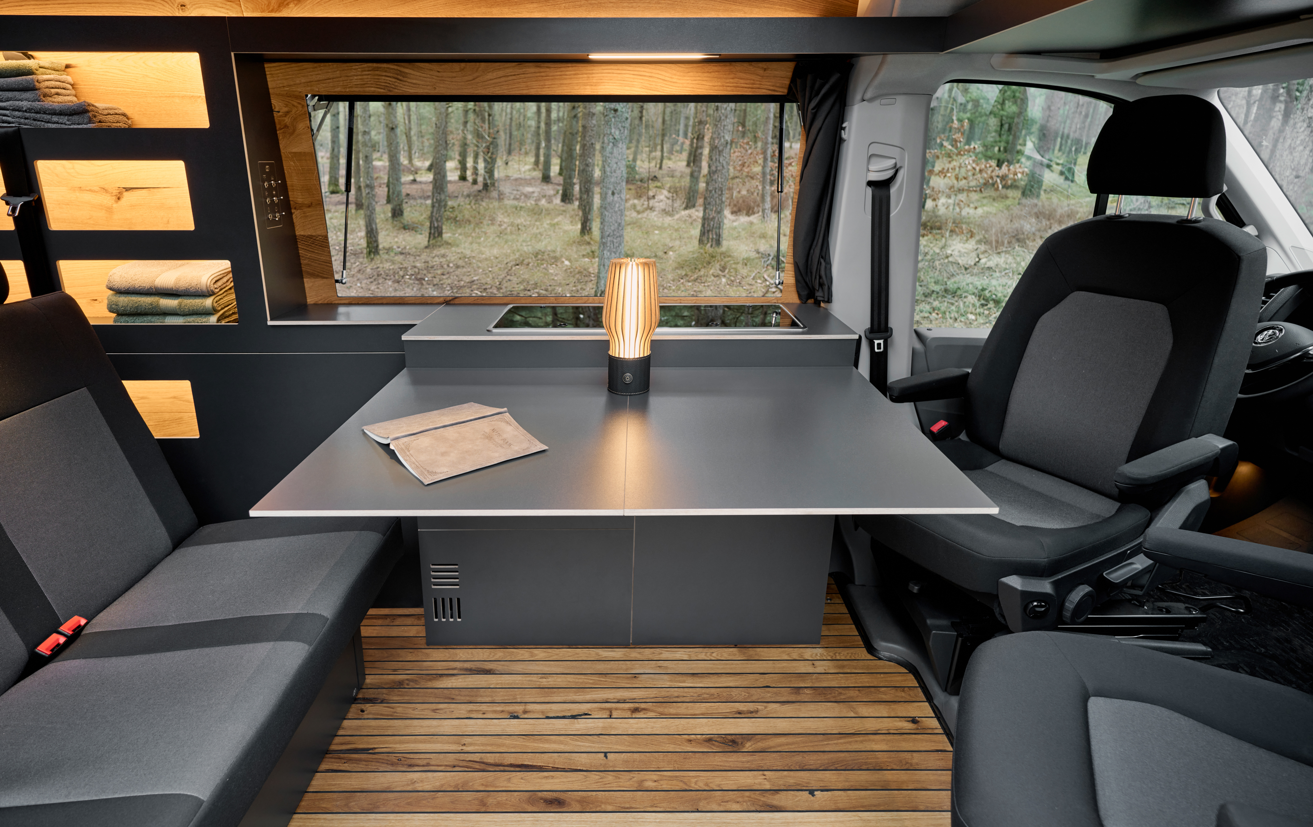 Doppeltisch-freischwebend-Salon-Reisemobil