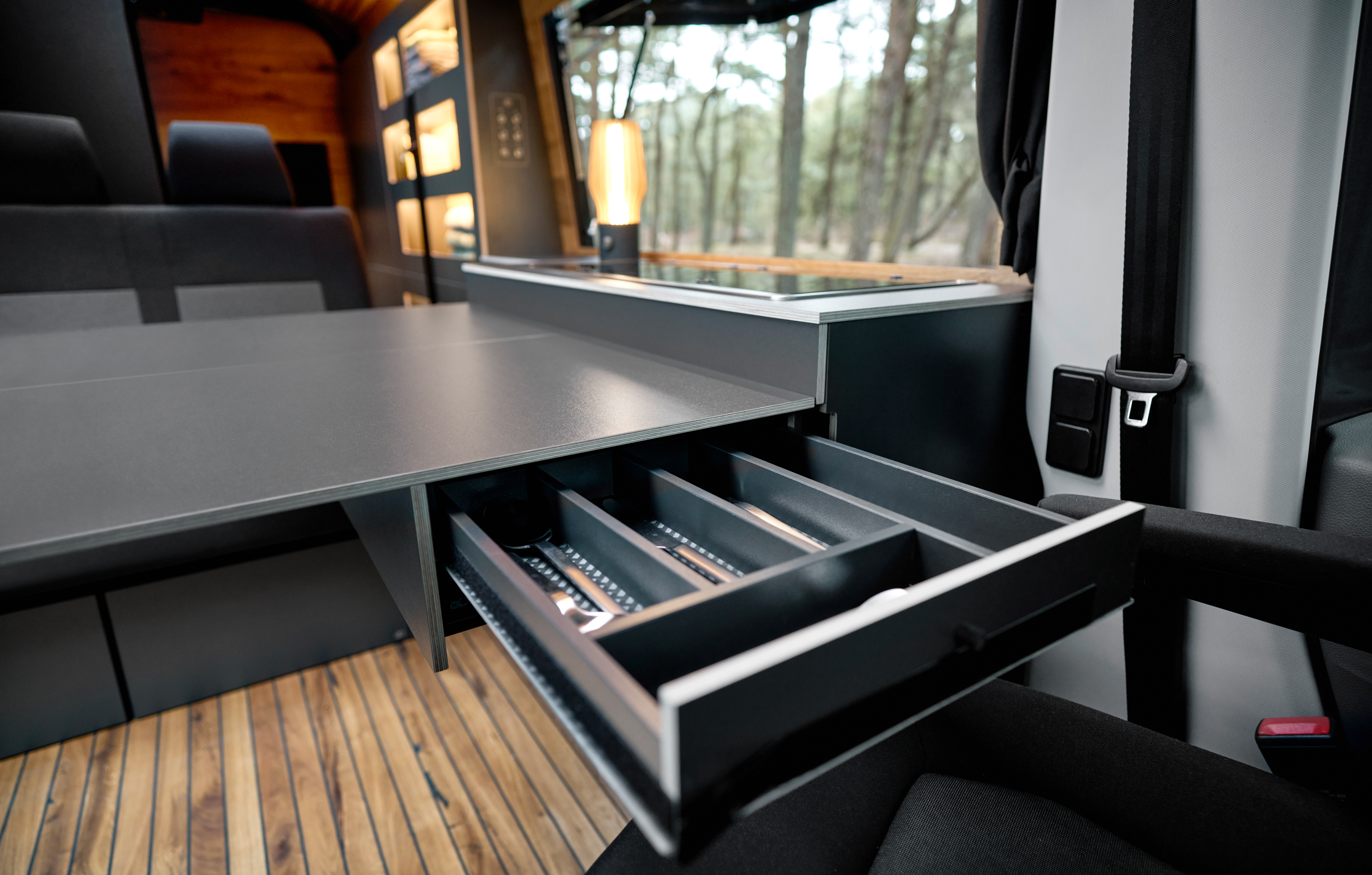 Seitlicher-Besteckauszug-unter-freischwebender-Tischplatte