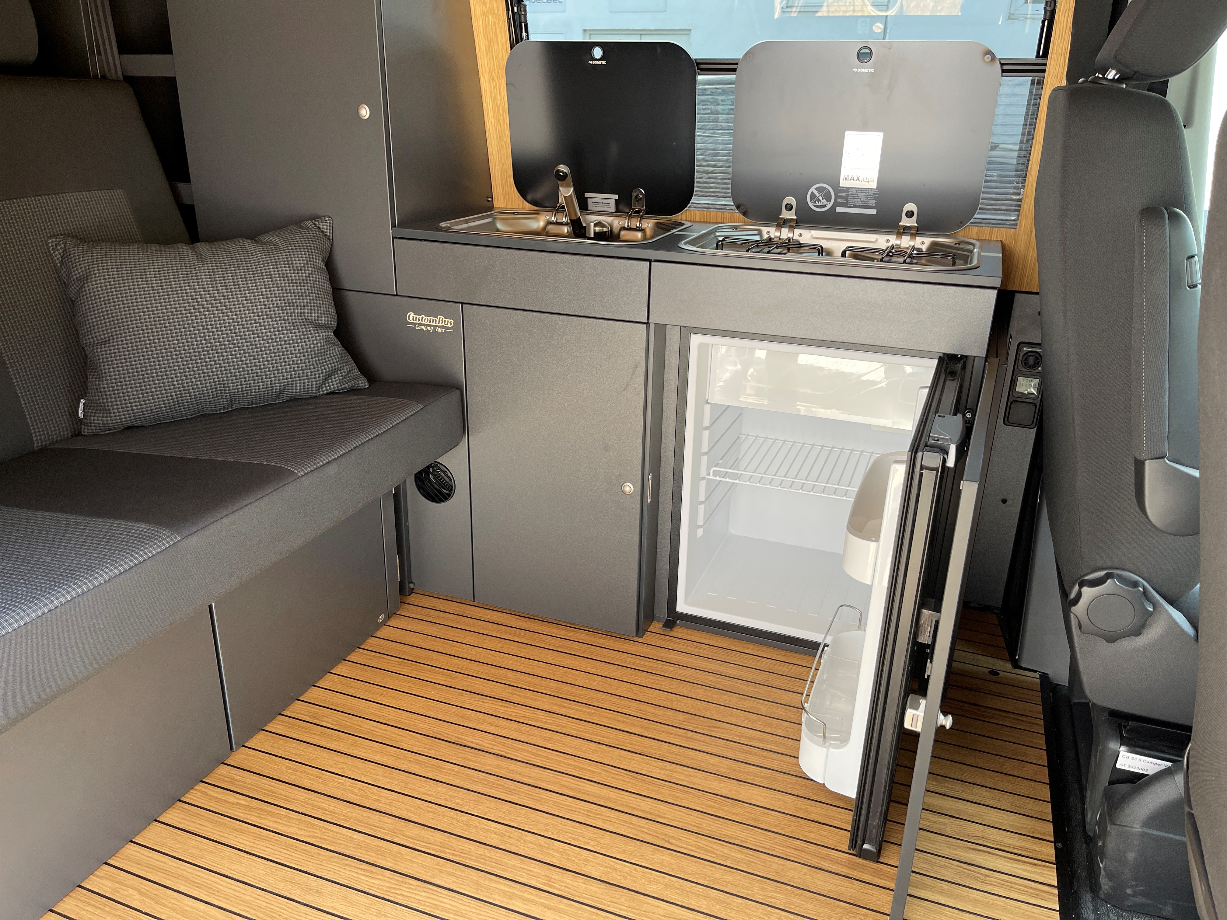 vw-camper-custombus-küchenzeile-kühlschrank
