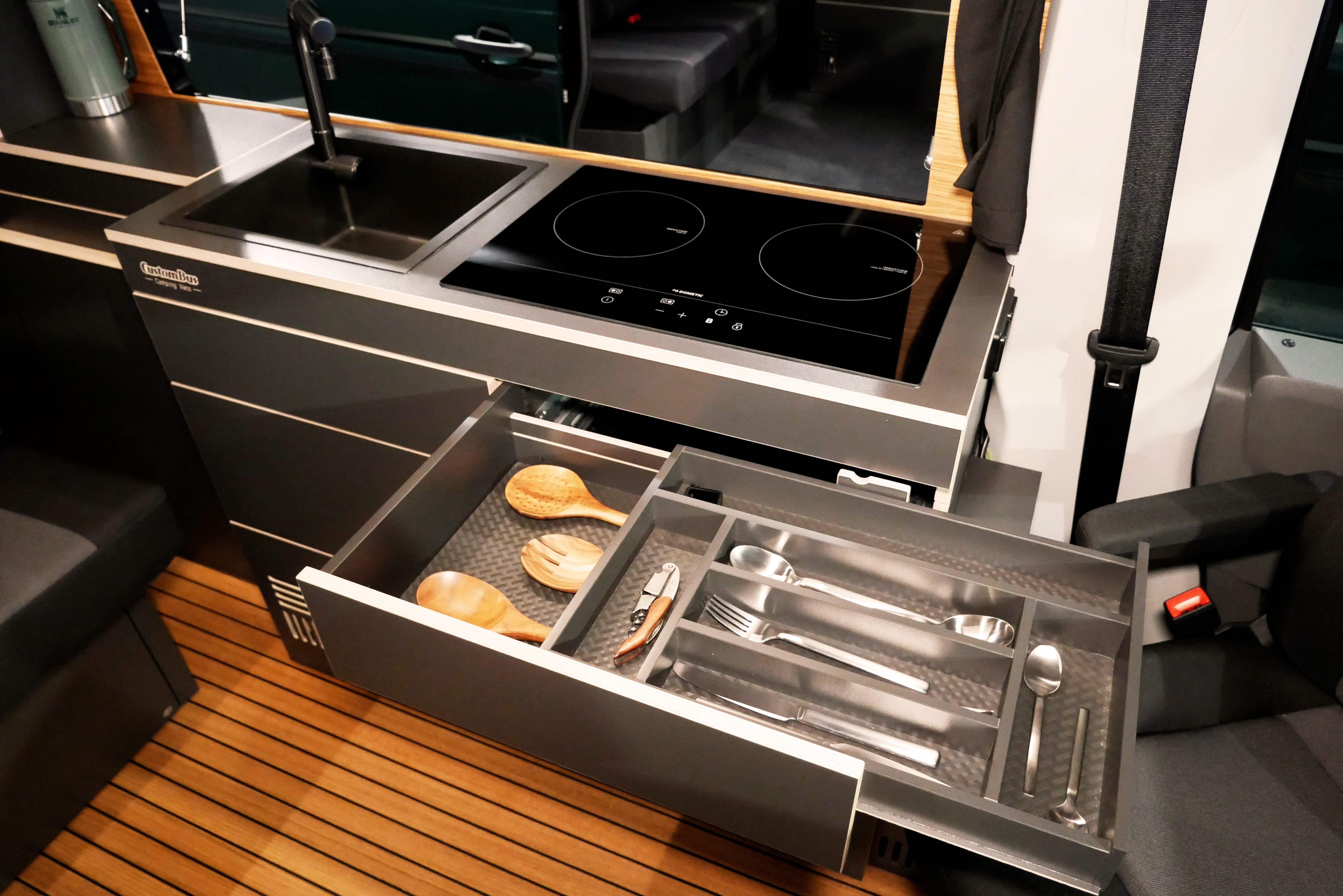 Design Küche im Wohnmobil mit neuer Queensize Edelstahlspühle