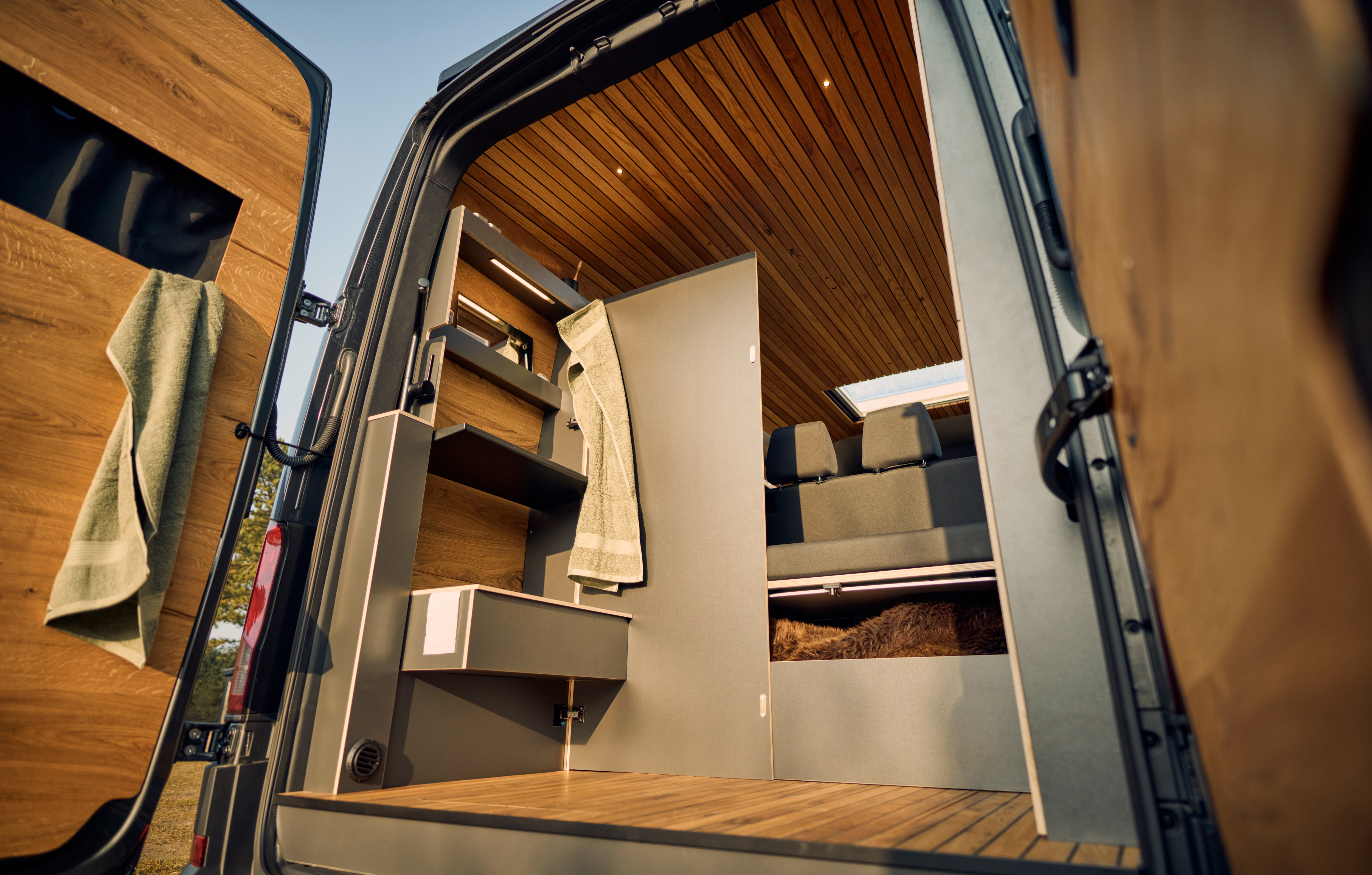 Heckansicht Reisemobil in Eiche und Anthrazit Heckansicht Reisemobil in Eiche und Anthrazit