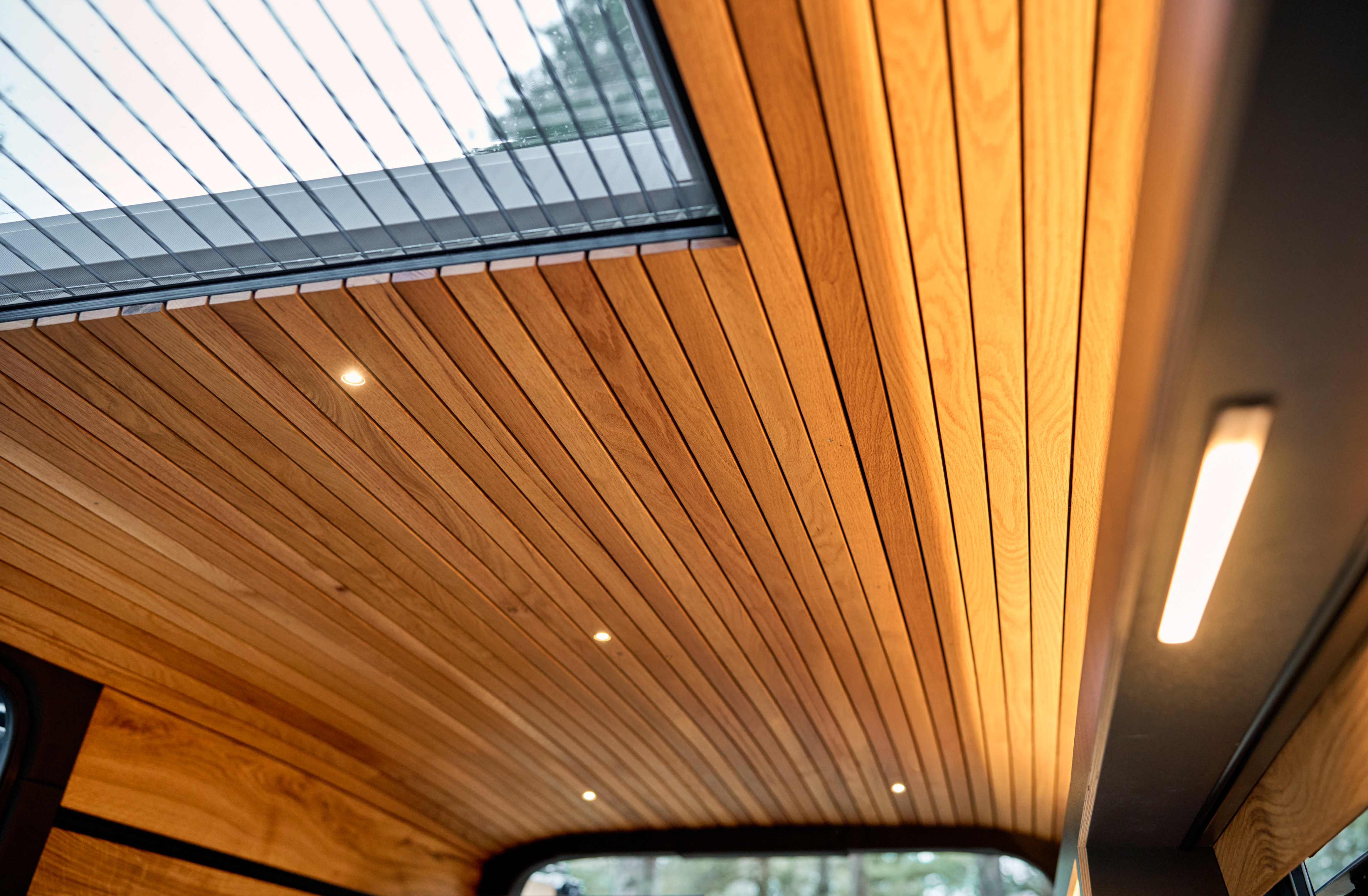 Eiche Stabdecke mit LED Spots und Dachfenster Eiche Stabdecke mit LED Spots und Dachfenster