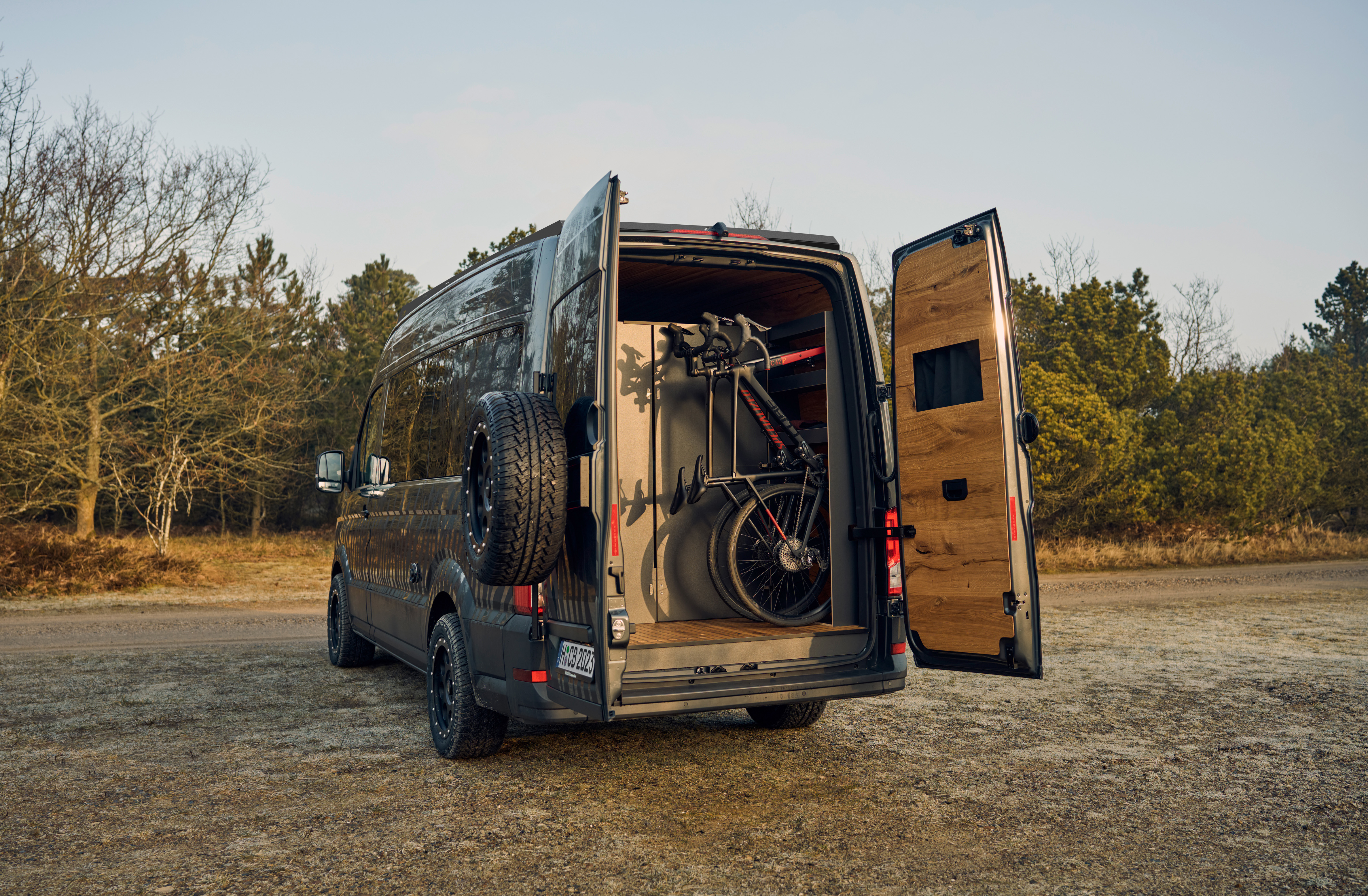 Wohnmobil mit Indoor Fahrradhalter fuer Gravel Bikes Wohnmobil mit Indoor Fahrradhalter fuer Gravel Bikes