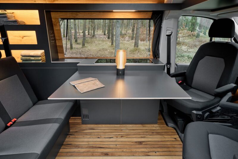 riesiger-freischwebender-Esstisch-Reisemobil riesiger-freischwebender-Esstisch-Reisemobil